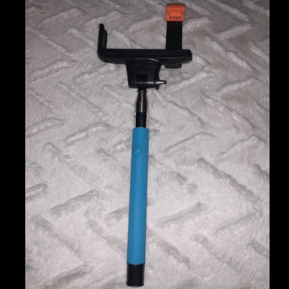 Wireless selfie stick